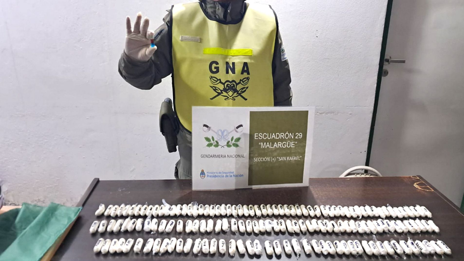 Detuvieron a una mujer que trasladaba 184 cápsulas de cocaína