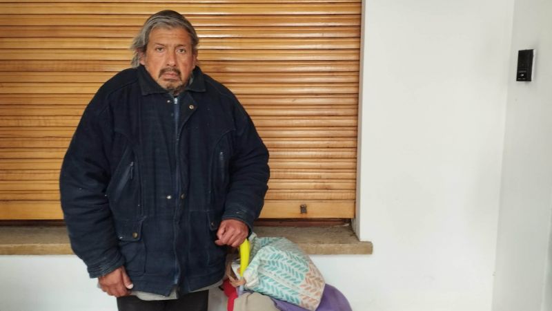 Pablo, que duerme en la puerta del hospital, necesita ayuda para las noches