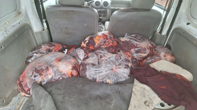 Decomisaron 120 kilos de carne que eran transportadas en un utilitario