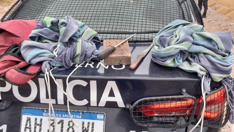 Detuvieron a dos jóvenes con un cuchillo y camas paraguayas robadas