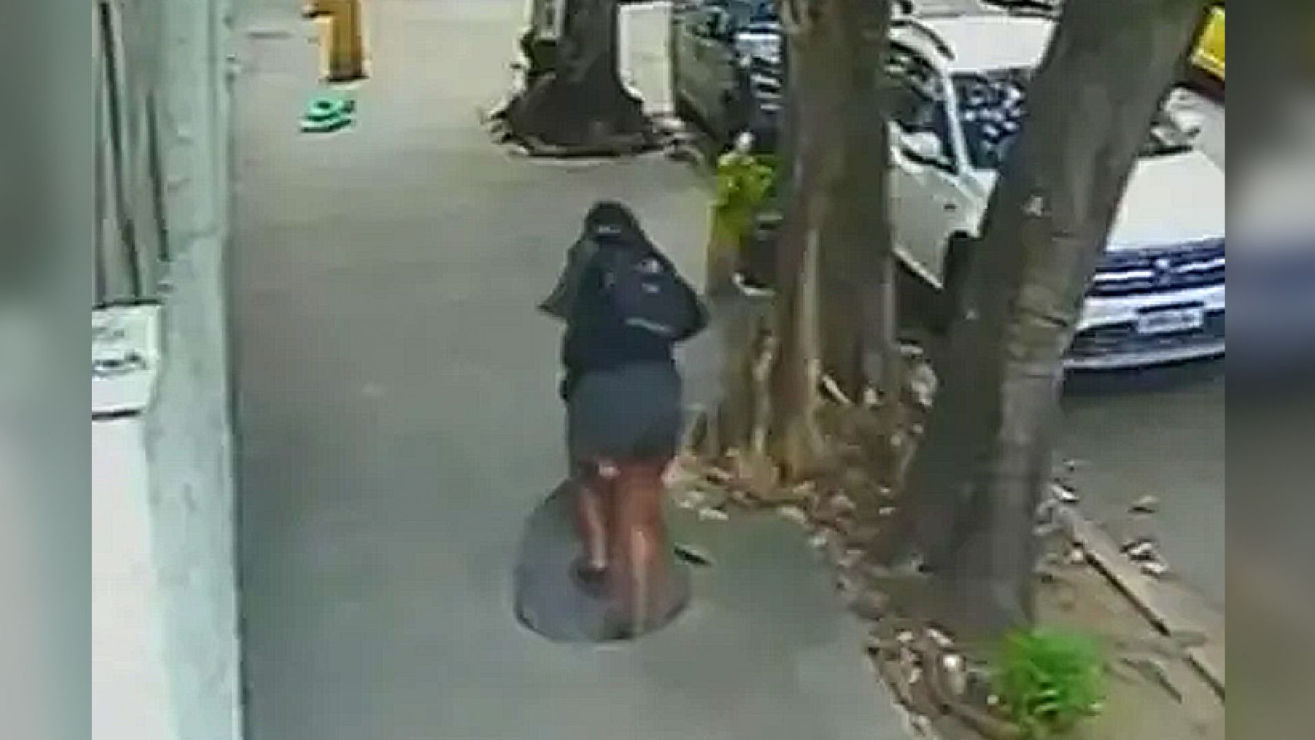 Una mujer caminaba por las calles y cayó por una alcantarilla (Video)