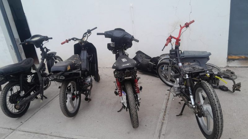 Secuestraron 5 motos robadas en allanamientos en Alvear con dos detenidos