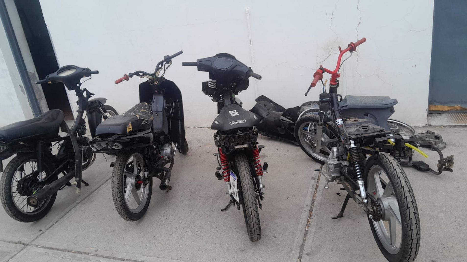 Cuatro motos de 110cc secuestradas en los allanamientos.