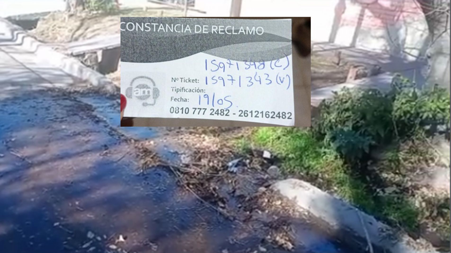Vecinos del barrio Smata reclaman por una fuga de agua desde hace meses