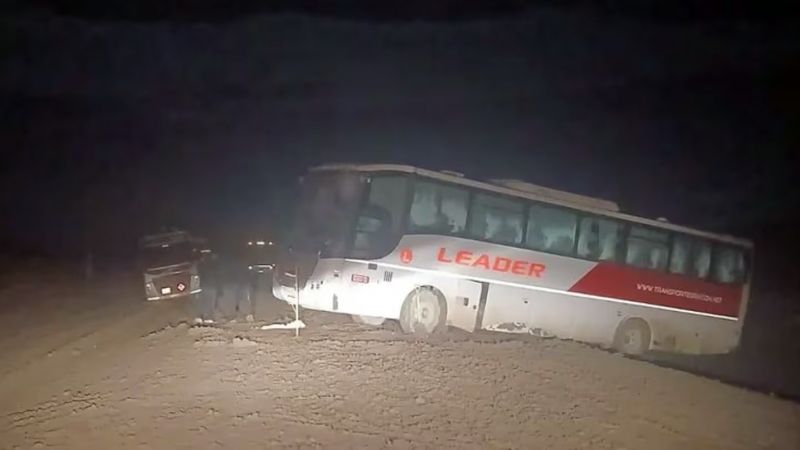 Un colectivo que viajaba hacia a Mendoza quedó colgado de un precipicio