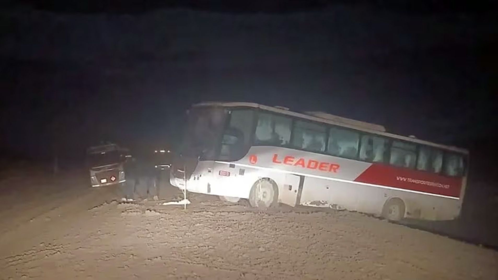 Un colectivo que viajaba hacia a Mendoza quedó colgado de un precipicio