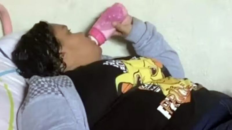 Usaba mamadera: mujer de 37 años se hizo pasar por una nena de 12