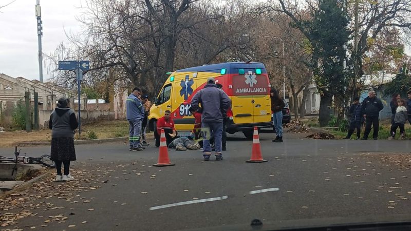 Un auto atropelló a un ciclista que fue trasladado al Schestakow
