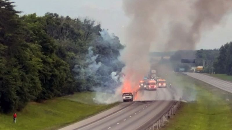 En plena autopista se incendió un camión cargado con pirotecnia (Video)