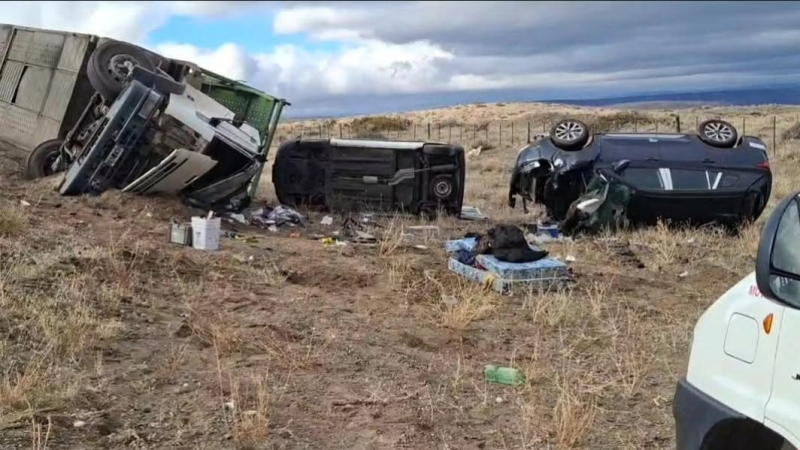 Un camión mosquito cargado con vehículos 0Km volcó sobre la Ruta 237