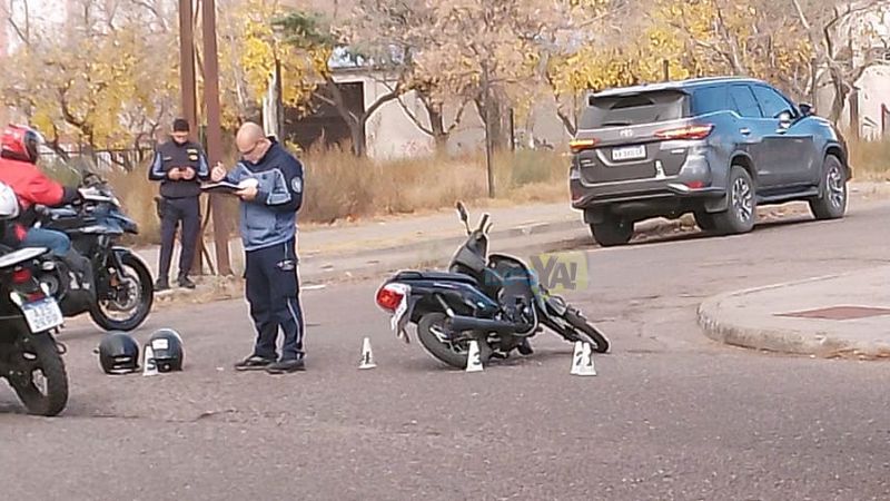 Choque entre una moto y camioneta en un cruce de reiterados accidentes