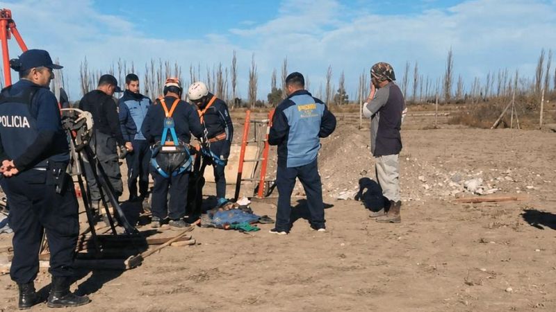 Trabajaba en un pozo cuando se le cayó una piedra grande sobre la cabeza