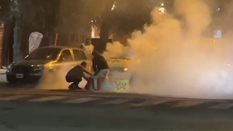 Video: Un auto se prendió fuego en Los Franceses y avenida Yrigoyen