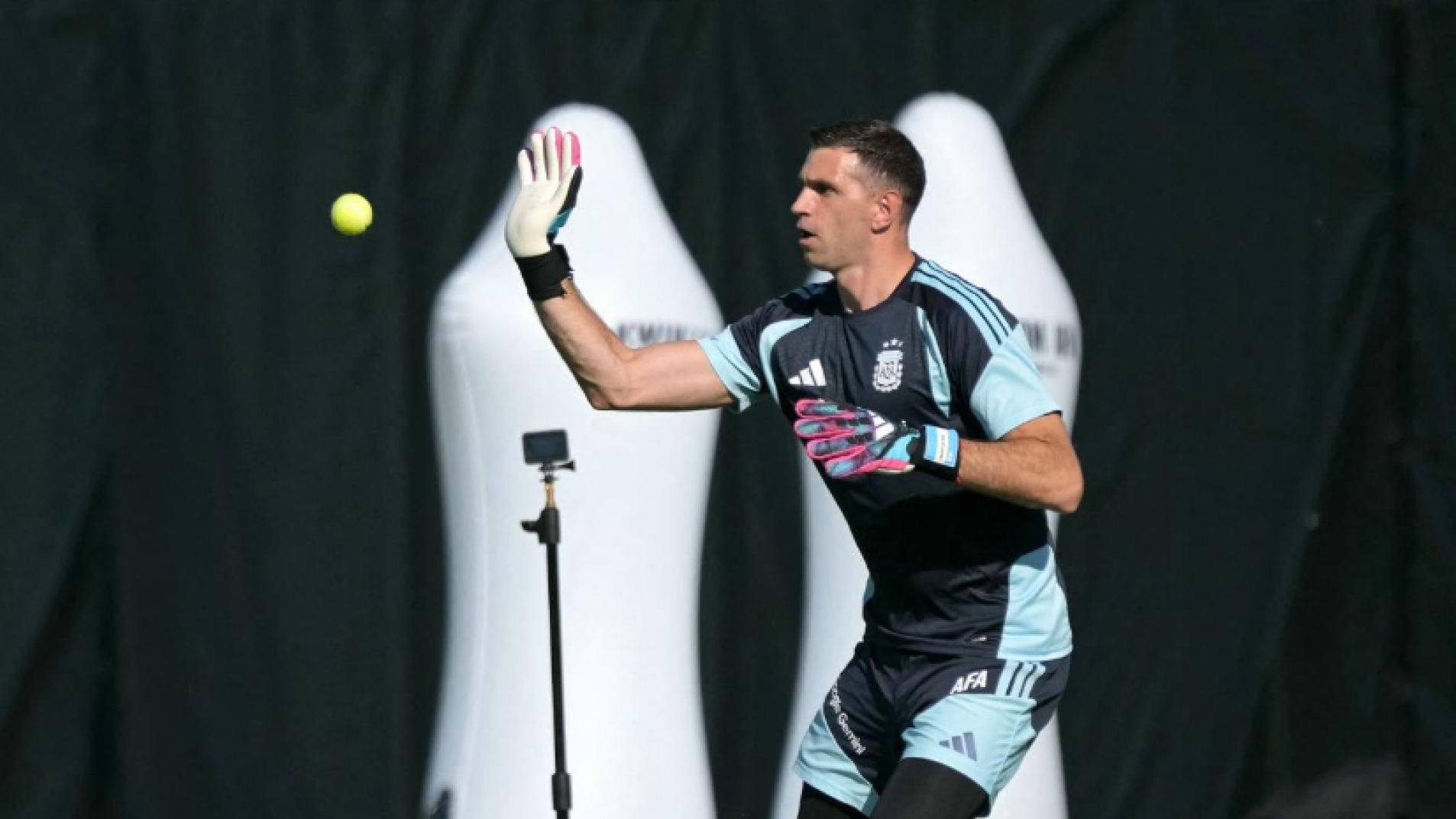 Dibu Martínez trabajó por primera vez con guantes