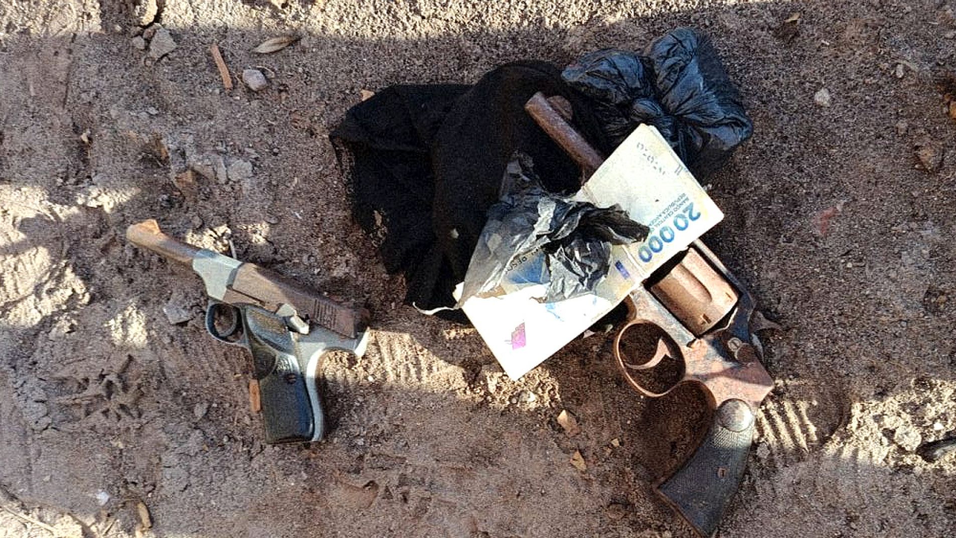 En un operativo con drones secuestraron armas y detuvieron a dos personas