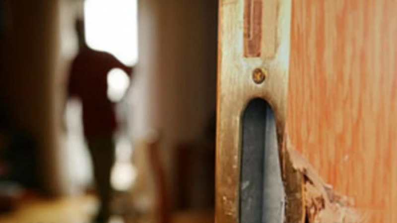 Le reventaron la puerta de la casa para robarle la billetera y una mesita de luz