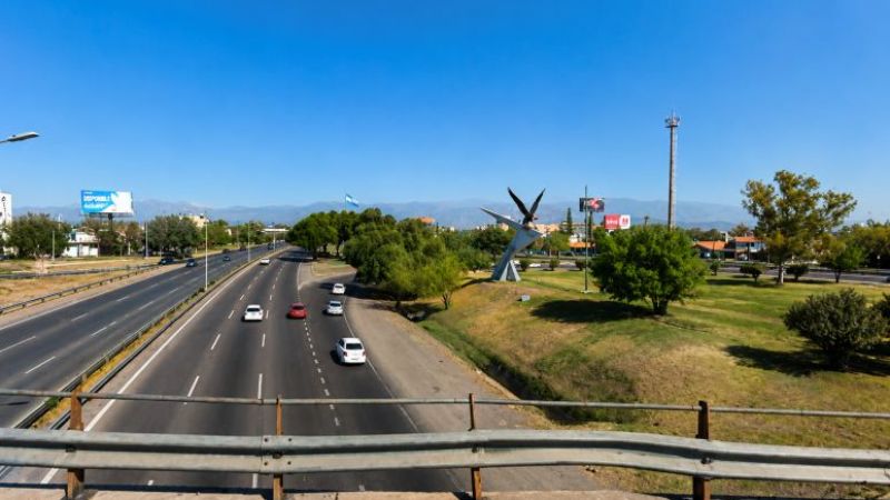Tras una discusión de pareja, una mujer "se habría" arrojado de una camioneta
