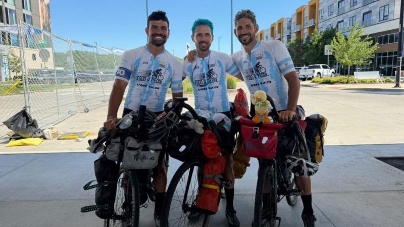 Llegaron al Mundial en bicicleta y fueron recibidos por la Selección en Kansas