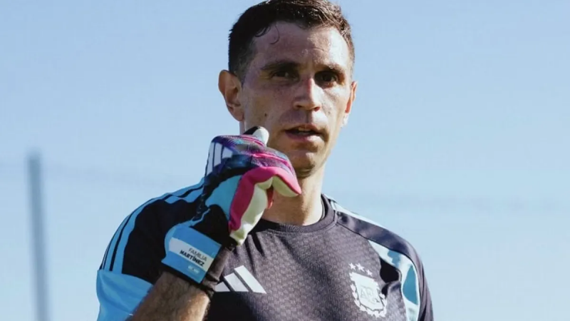 Dibu Martínez se recuperó de su lesión y será titular en el debut de Argentina